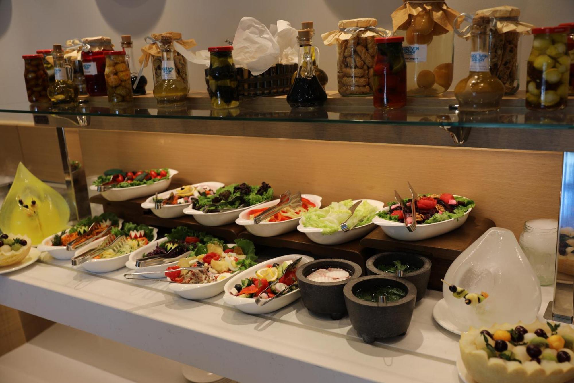 Karavansaray Turkistan Harbour Hotel -Flying Theatre Access Zewnętrze zdjęcie A salad bar