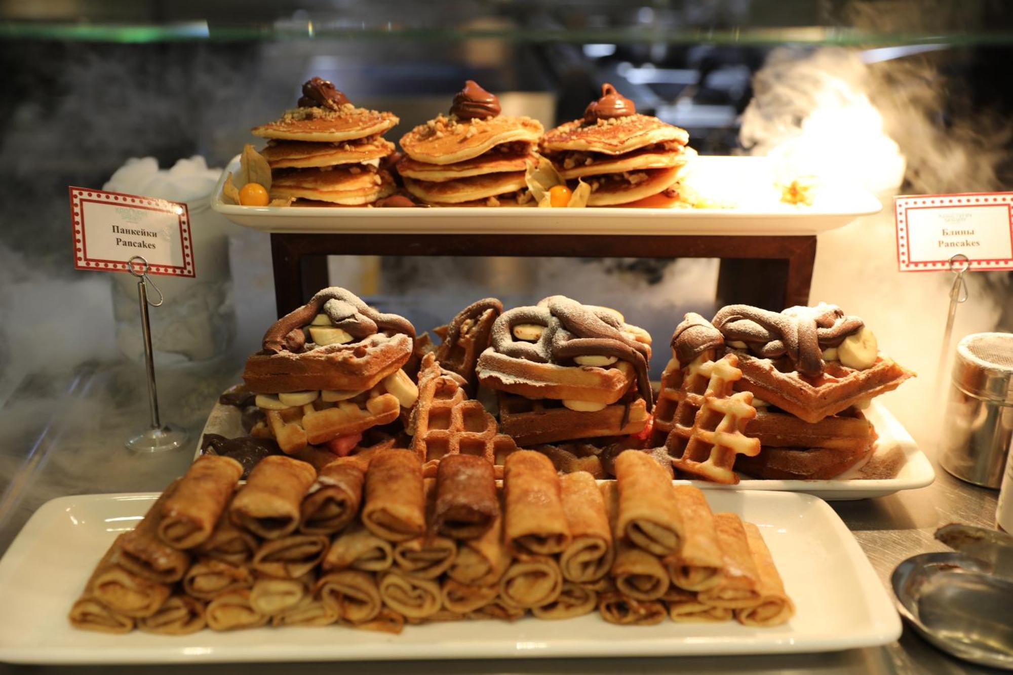 Karavansaray Turkistan Harbour Hotel -Flying Theatre Access Zewnętrze zdjęcie A display of various Italian pastries