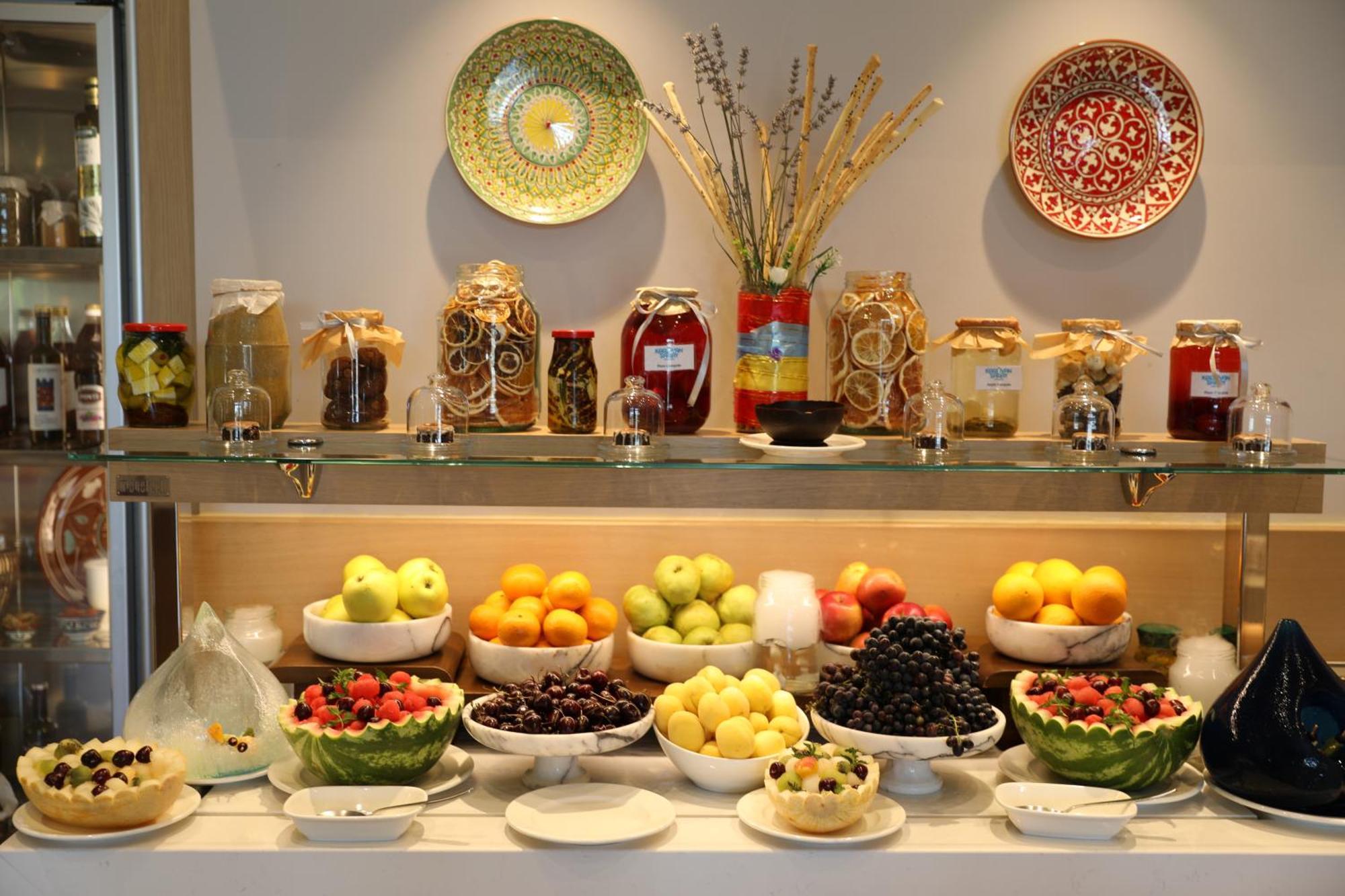 Karavansaray Turkistan Harbour Hotel -Flying Theatre Access Zewnętrze zdjęcie A fruit salad bar